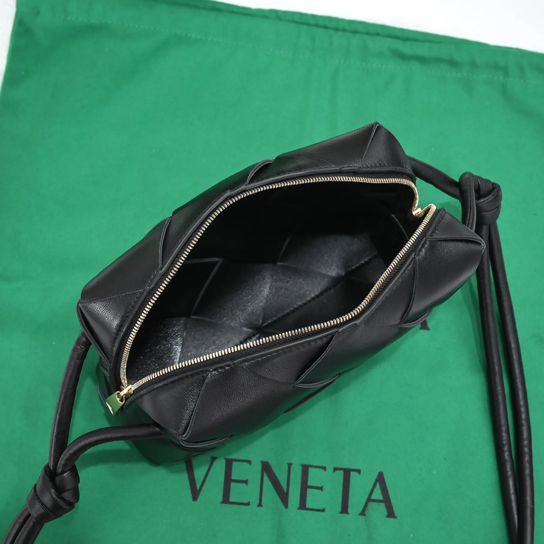 Batch 1360 #BV New Cassette camera bag📷Classic sheepskin woven material, matte texture, soft and delicate, high-end fashionable and unobtrusive. Clever handwork makes its structure very three-dimensional, so it also brings a large capacity, the bag body is very simple and attractive, giving everyone a fashionable and interesting visual experience. Zipper opening and closing, practical, lightweight when carried on the body, and the upper body has an American feel and is a bit playful and cute [Hey ha] Size: 22x14x10, Model: 6600#